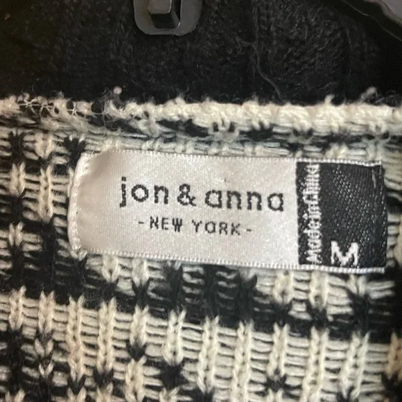 Black and white printed sweater. Brand Jon & Anna - Picture 3 of 3